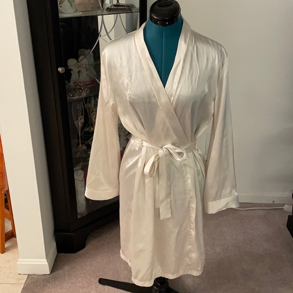 Gilligan and O’Malley Off White Robe